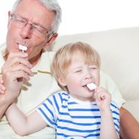 ¿Le haces algún regalo a escondidas de sus padres, como dinero, juguetes o golosinas?