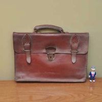 Cartera de piel en lugar de mochila
