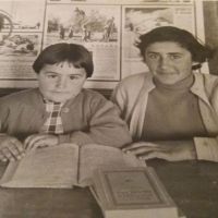 Marina Castrillón, junto a su hermana mayor