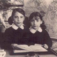 Ana Cazalilla del Moral y su hermana, en el colegio San José de la Montaña de Andújar (1958)