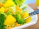 Ensalada templada con brócoli y mango
