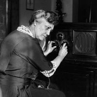 ¿En qué cadena se transmitía el serial radiofónico 'Ama Rosa'?