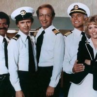 ¿Cómo se llamaba la serie que se desarrollaba en un barco de lujo?