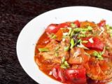 Cerdo con tomate