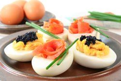 Huevos rellenos con salmón