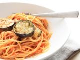 Espaguettis con tomate y berenjenas