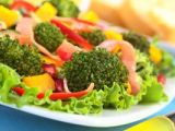 Ensalada templada con brócoli y mango