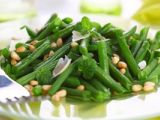 Ensalada tibia de judías verdes y piñones