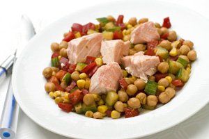 Garbanzos con salmón y verduras