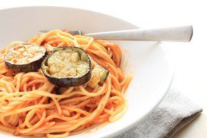 Espaguettis con tomate y berenjenas
