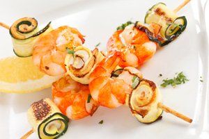 Brochetas de langostinos y calabacín a la plancha