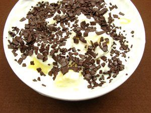 Piña con yogurt y chocolate