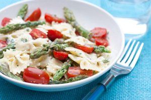 Ensalada de pasta y espárragos