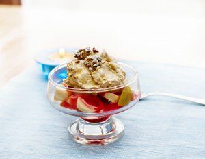 Helado de avellanas con sirope y frutas