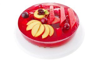 Tarta de gelatina de fresa con manzana y sandía