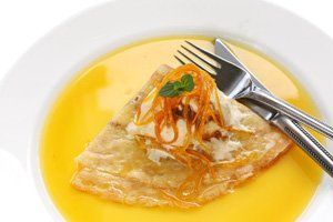 Crepes con salsa de jugo de naranja